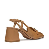 Beżowe mokasyny na obcasie GEOX Coronilla – widok od tyłu, stabilny obcas i skórzane wykończenie.