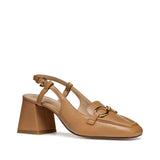 Beżowe mokasyny na obcasie GEOX Coronilla – ujęcie pod kątem, podkreślające nowoczesny kwadratowy nosek.