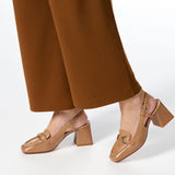 Beżowe mokasyny na obcasie GEOX Coronilla – ujęcie na stopie, prezentacja w stylizacji.