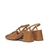 Beżowe mokasyny na obcasie GEOX Coronilla – widok od tyłu na parę mokasynów, stabilny obcas i skórzane wykończenie.