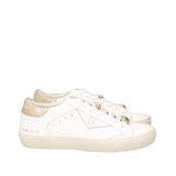 Białe sneakersy Tosca Blu z delikatnymi złotymi i srebrnymi detalami, widok z boku.