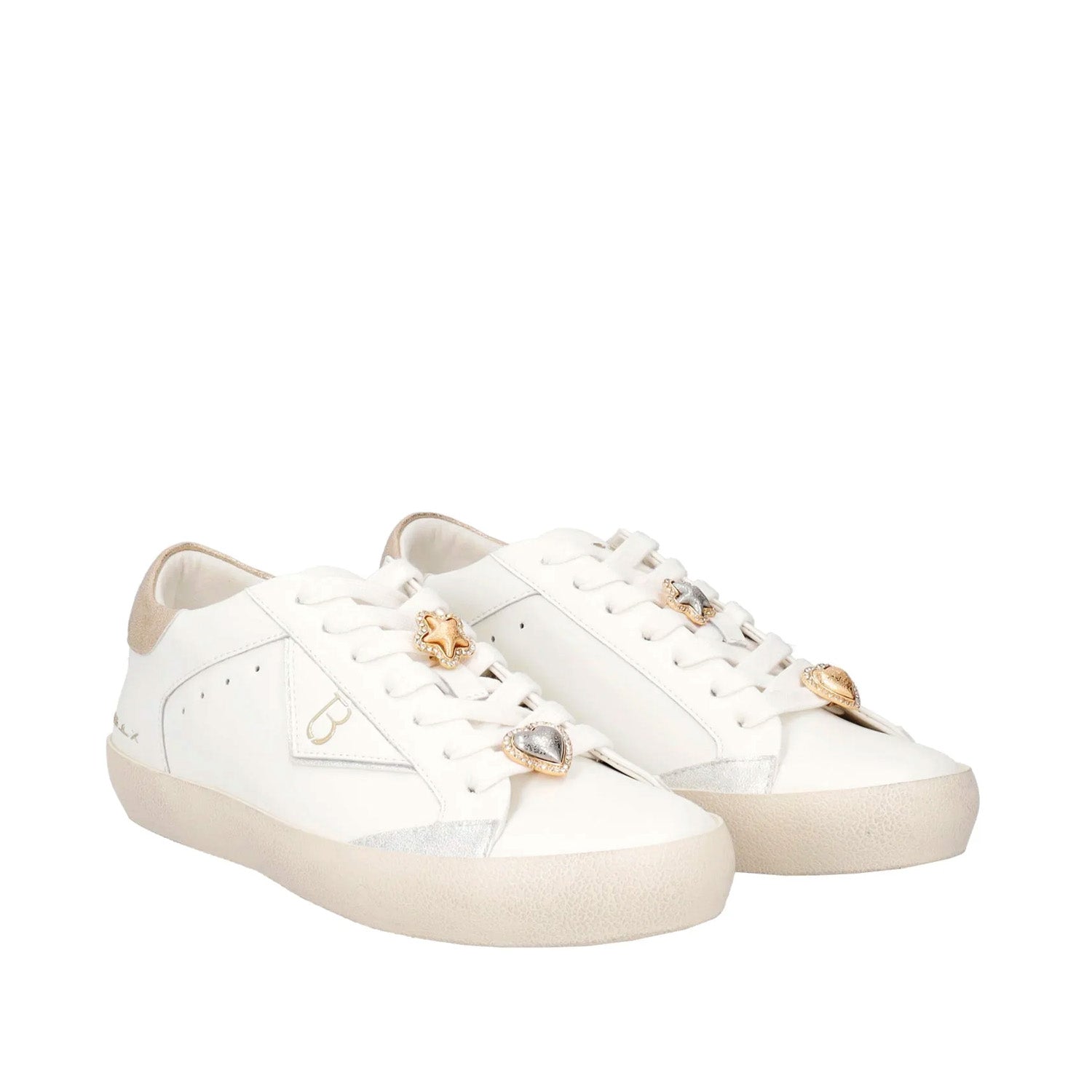 Białe sneakersy Tosca Blu ukazujące szczegóły złotych i srebrnych zdobień, widok pod kątem.