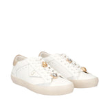 Białe sneakersy Tosca Blu ukazujące szczegóły złotych i srebrnych zdobień, widok pod kątem.