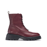Bordowe skórzane botki Wonders na grubej podeszwie, widok z boku.