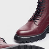 Zbliżenie na detale bordowych botków Wonders – skóra, sznurowanie i żłobiona podeszwa.
