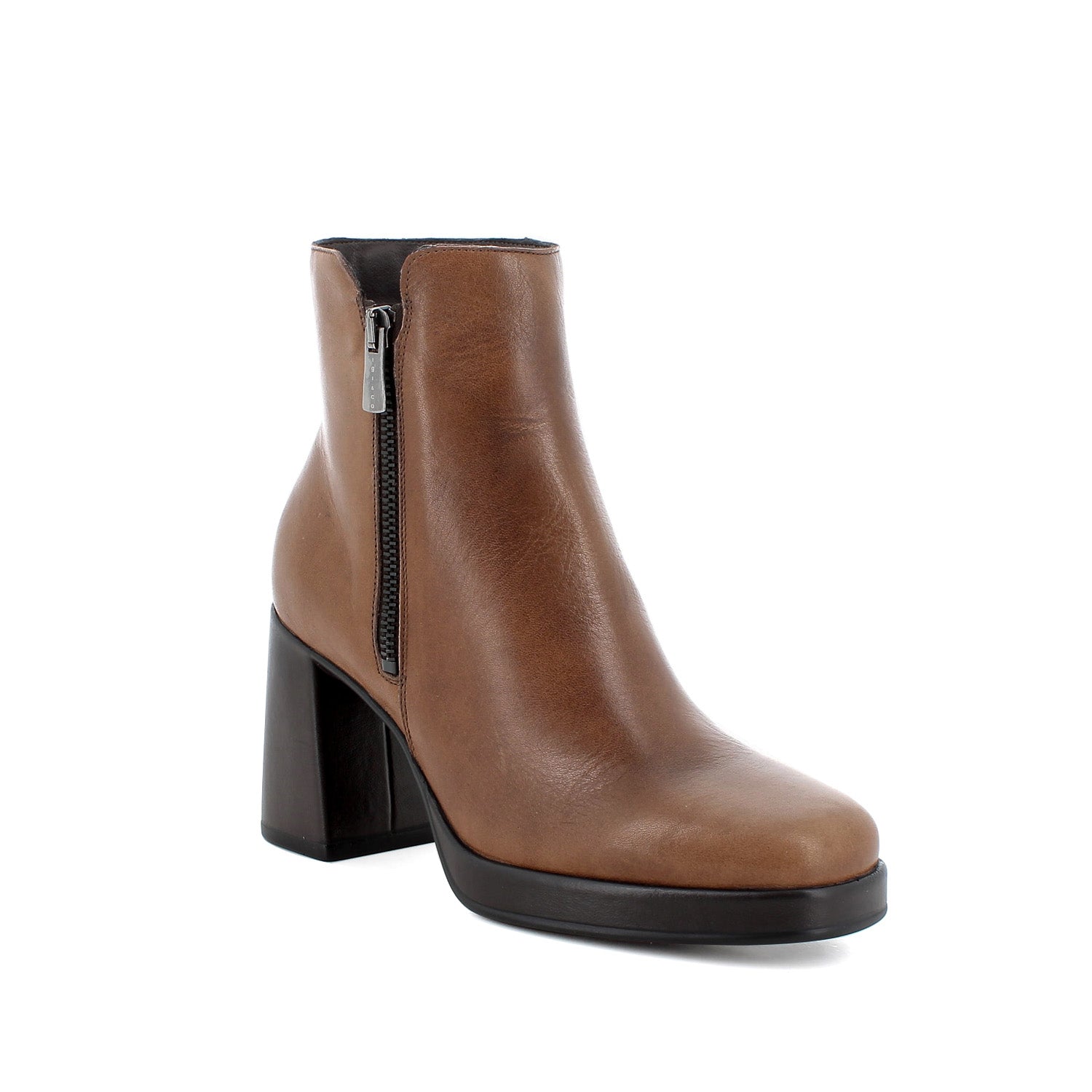 Brązowe botki Igi&Co z naturalnej skóry licowej na smukłym obcasie, widok pod kątem.