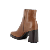 Brązowe botki Igi&Co z naturalnej skóry licowej na smukłym obcasie, widok z tyłu.