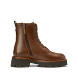 Brązowe botki Marc O’Polo, widok z boku na boczny zamek błyskawiczny.