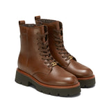 Klasyczne botki Marc O’Polo z naturalnej skóry bydlęcej, ujęcie pod kątem.