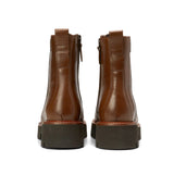 Brązowe botki Marc O’Polo, widok od tyłu, detal pięty i pętelki ułatwiającej zakładanie.