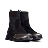 Nowoczesne botki Wonders z elastyczną cholewką i srebrnym noskiem, widok pod kątem.