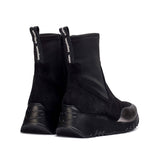 Czarne botki Wonders na lekkiej podeszwie WondersFly™, widok z tyłu.