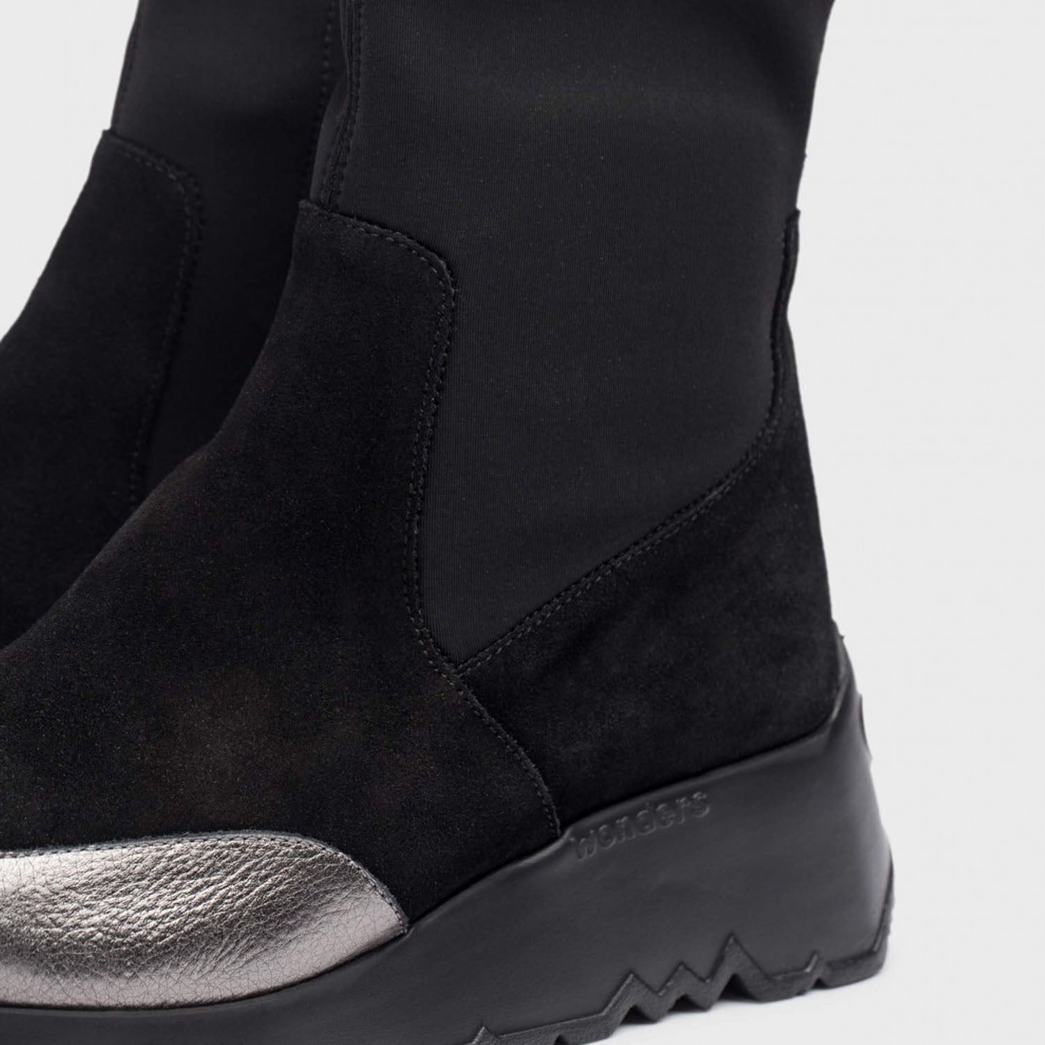 Botki Wonders - zbliżenie na fakturowany, srebrny nosek i detale cholewki.