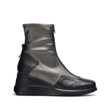 Botki Wonders na koturnie w odcieniach czerni i metalicznej szarości, widok z boku.