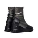 Metaliczne botki Wonders z koturnem i zamkiem z przodu, widok z tyłu.