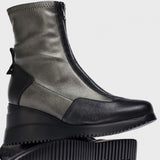 Zbliżenie na detale botków Wonders – metaliczna cholewka i skórzany nosek.