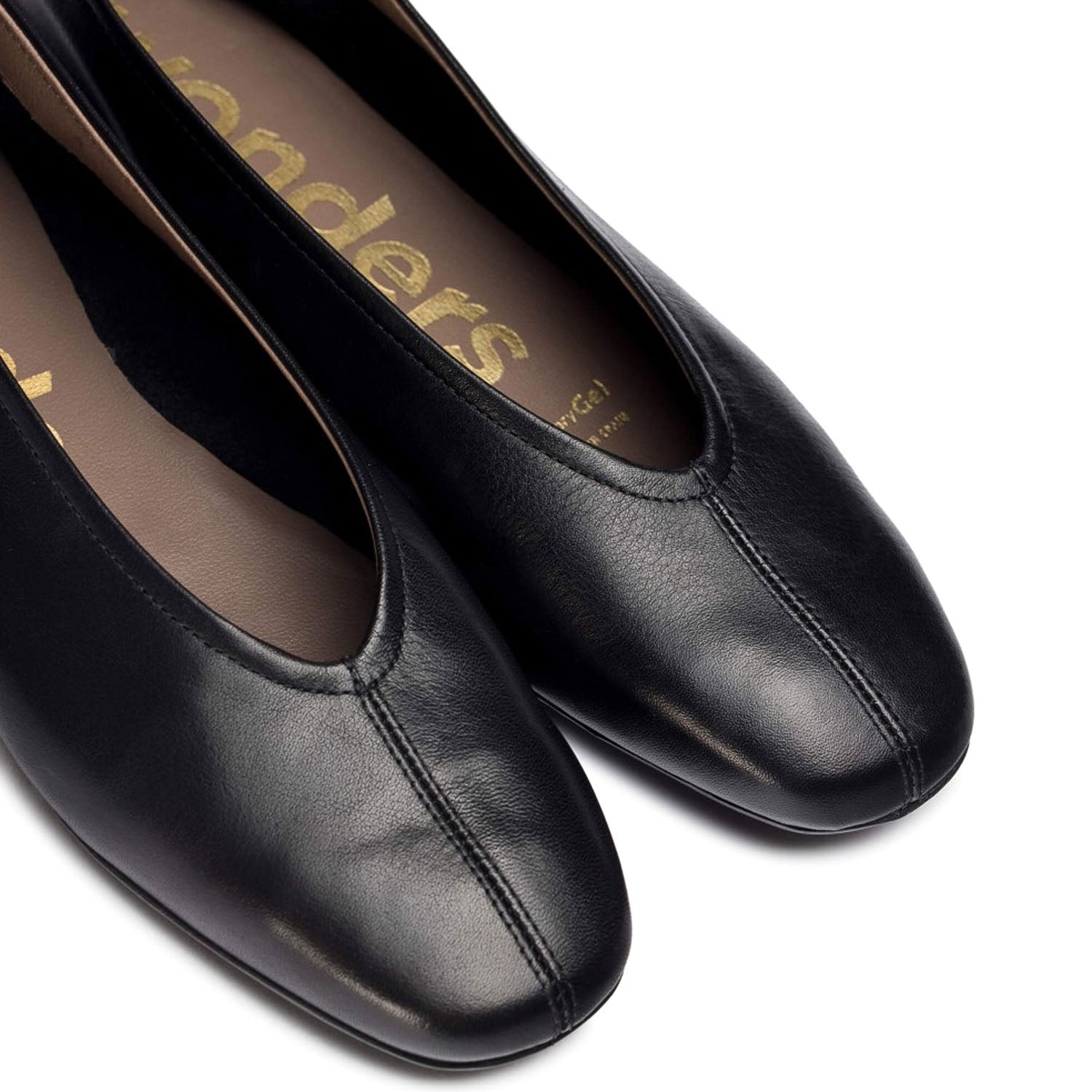 Zbliżenie na wnętrze czarnych balerin Wonders PEPA z logo i wkładką MemoryGel.