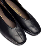 Zbliżenie na wnętrze czarnych balerin Wonders PEPA z logo i wkładką MemoryGel.