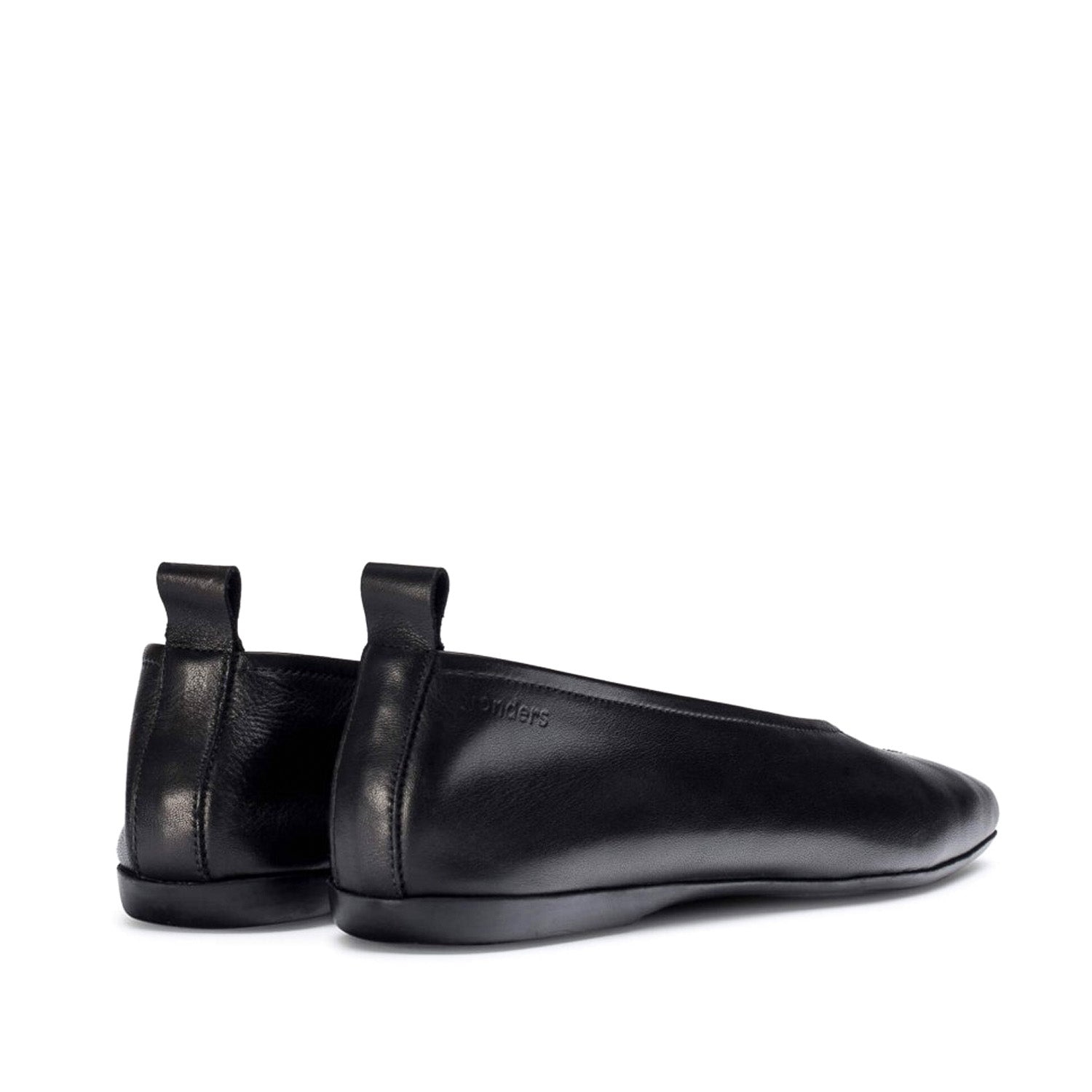 Czarne baleriny Wonders PEPA z widokiem na tylną część i subtelny detal na pięcie.