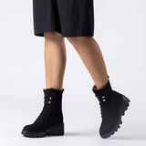 Modelka w czarnych botkach Wonders SILVER na platformie, widok stylizacji.