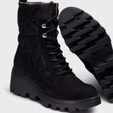 Zbliżenie na podeszwę czarnych botków Wonders SILVER.