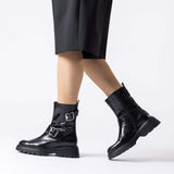 Rockowe botki Wonders w stylizacji – modelka nosi je z krótką spódnicą.