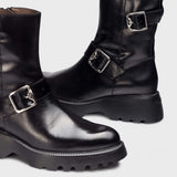 Zbliżenie na detale czarnych botków Wonders – klamry i podeszwa.