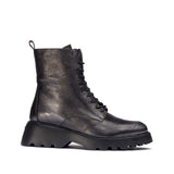 Czarne skórzane botki Wonders na grubej podeszwie, widok z boku.