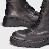 Skórzane botki Wonders z solidnym bieżnikiem, zbliżenie na podeszwę.