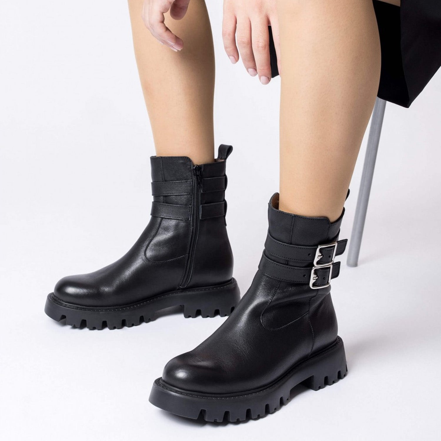 Botki Wonders PURA w miejskim looku – modelka zapina buty.