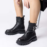 Botki Wonders PURA w miejskim looku – modelka zapina buty.