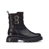 Czarne skórzane botki Wondersw stylu biker z klamrami, widok z boku.