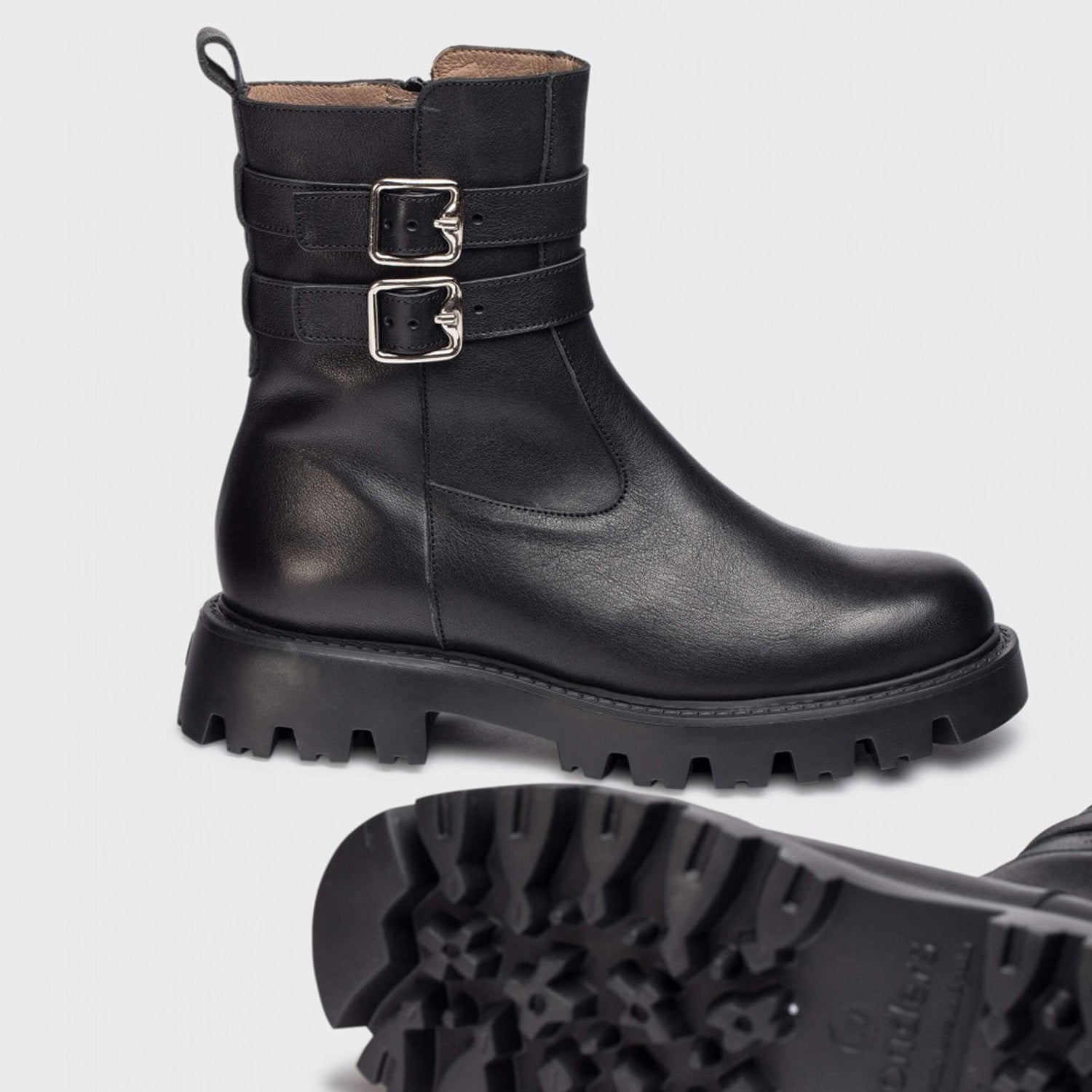 Zbliżenie na boczny profil botków Wonders, metalowe klamry i masywna podeszwa.