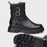 Zbliżenie na boczny profil botków Wonders, metalowe klamry i masywna podeszwa.