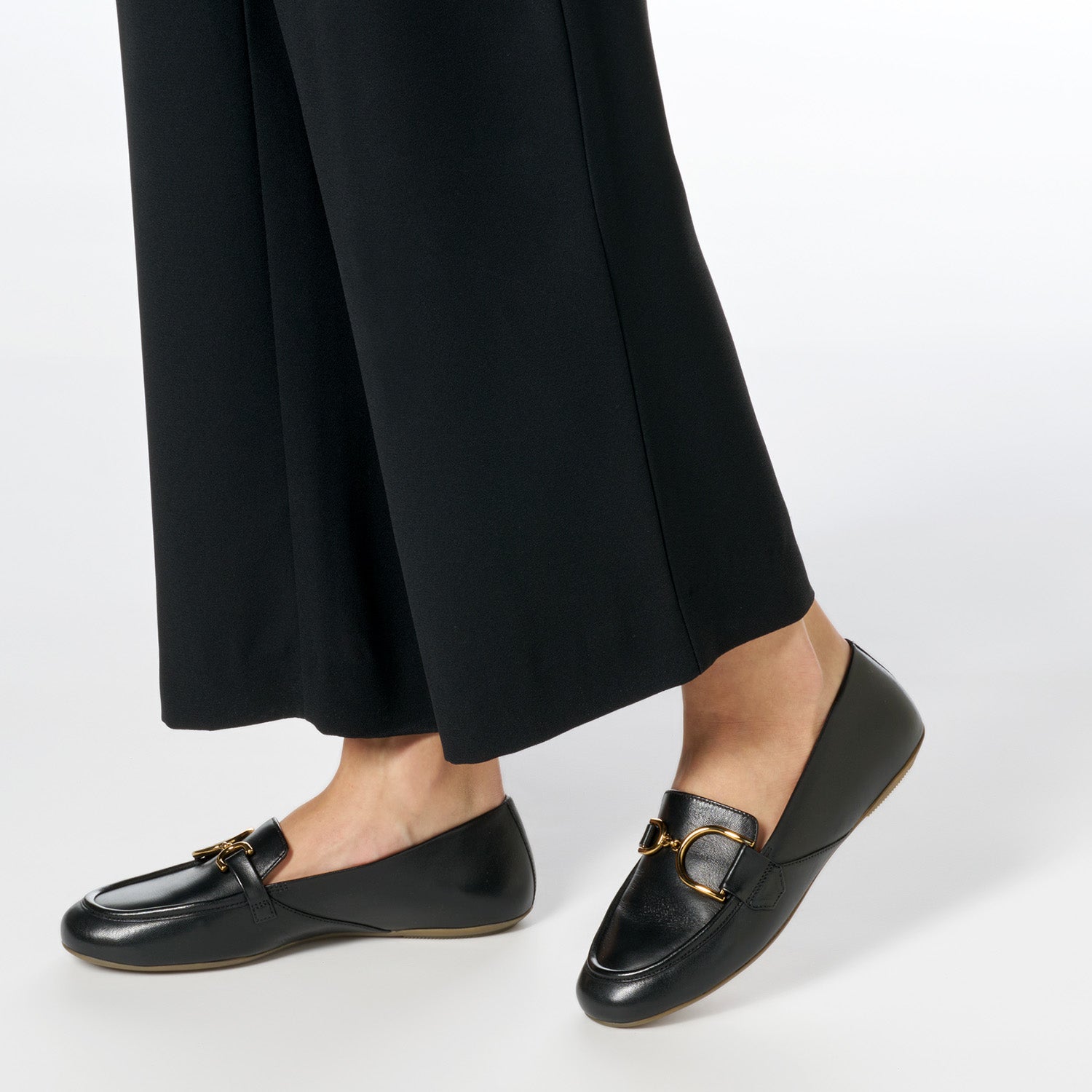 Czarne, skórzane mokasyny GEOX Palmaria – elegancki model w codziennej stylizacji.