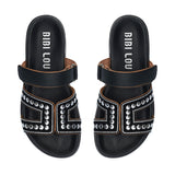 Para czarnych sandałów Bibi Lou Mindy Flat z widokiem od góry, prezentująca rozmieszczenie pasków i metalowych nitów.