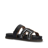 Czarne sandały Bibi Lou Mindy Flat widok pod kątem, ukazujące zaokrąglony nosek i ozdobne detale.