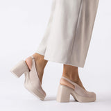 Czółenka Wonders NAIMA na modelce – stylizacja ze spodniami, elegancki fason na słupku, jasnoróżowy nubuk.