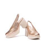 Czółenka Wonders NAIMA na słupku w kolorze złota, ujęcie z przodu – buty ułożone jeden na drugim.