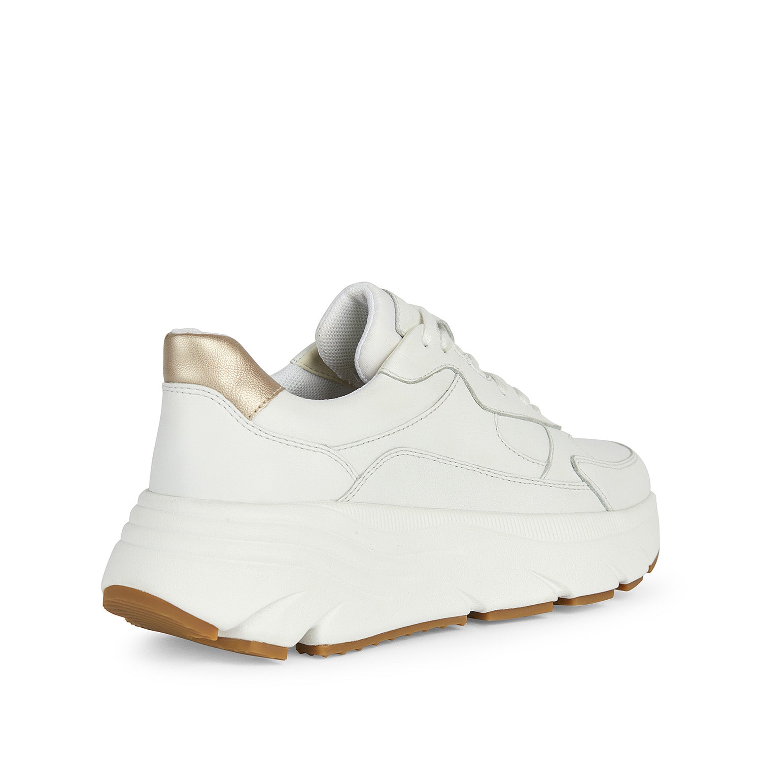 Białe sneakersy GEOX Diamanta – ujęcie od tyłu, masywna podeszwa z bieżnikiem.