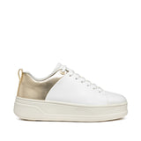 Białe, oddychające sneakersy GEOX Spherica – widok z boku, złote akcenty na pięcie i nowoczesna platforma.