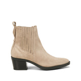 Beżowe kowbojki Marc O’Polo – widok z boku, podkreślający smukły nosek i stabilny obcas.