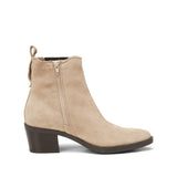 Beżowe kowbojki Marc O’Polo – widok z boku, podkreślający zamszową cholewkę i zamek błyskawiczny.