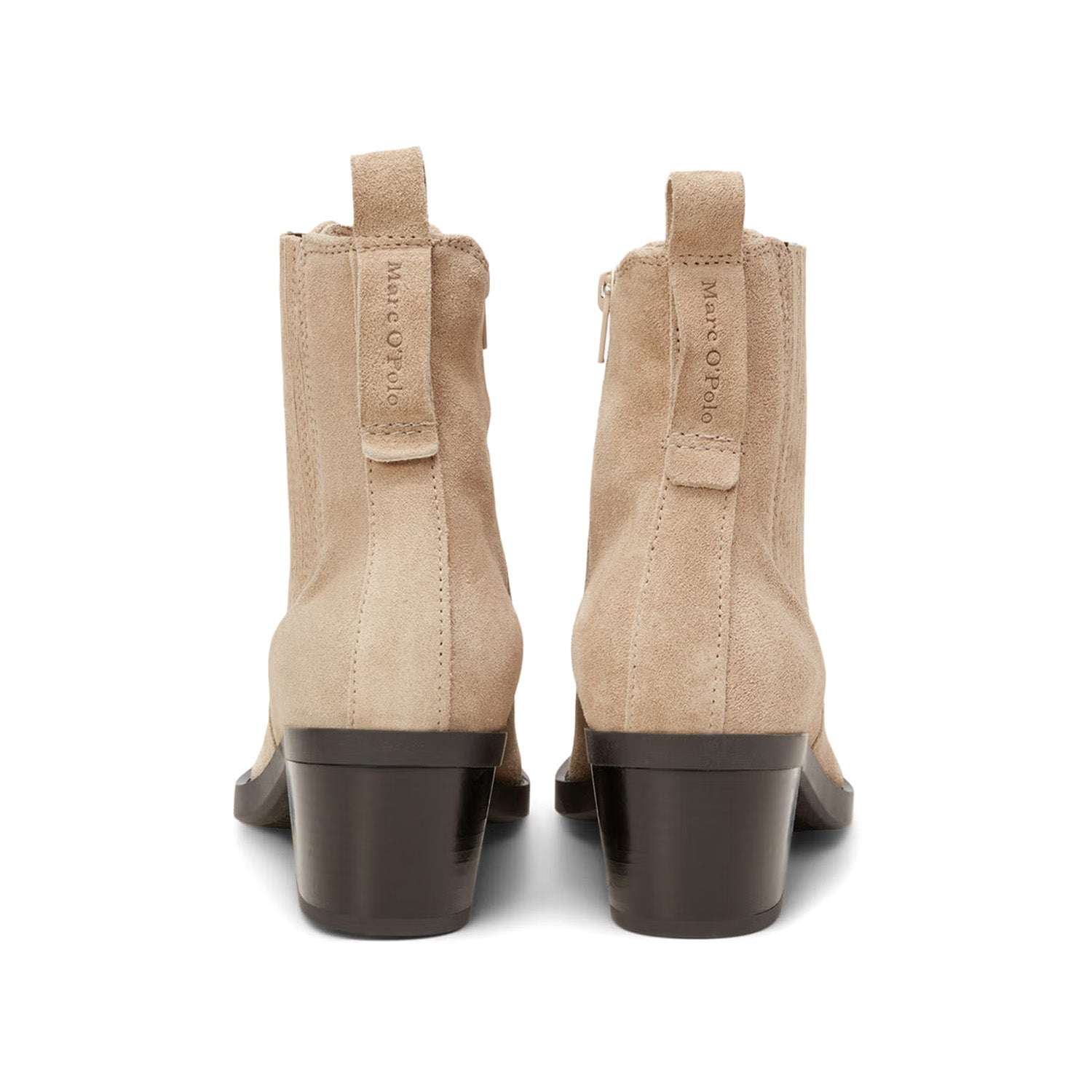 Widok od tyłu – stabilny obcas i pętelka ułatwiająca zakładanie kowbojek Marc O’Polo.