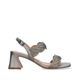 Sandały Bibi Lou w srebrnym odcieniu na stabilnym obcasie, widok z boku.