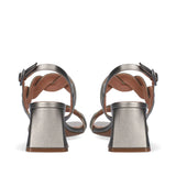 Tylny widok srebrnych sandałów Bibi Lou z efektownym obcasem.