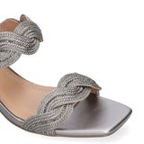 Zbliżenie na kwadratowy nosek i delikatne plecionki srebrnych sandałów Bibi Lou.