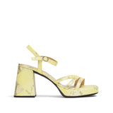 Limonkowe sandały Wonders na obcasie z fakturowanej skóry, widok z boku.