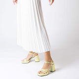 Stylizacja z sandałami Wonders na obcasie – modelka w białych spodniach prezentuje buty.