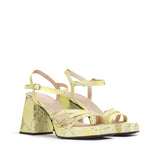 Sandały Wonders na obcasie w limonkowym kolorze, ukazane pod kątem.